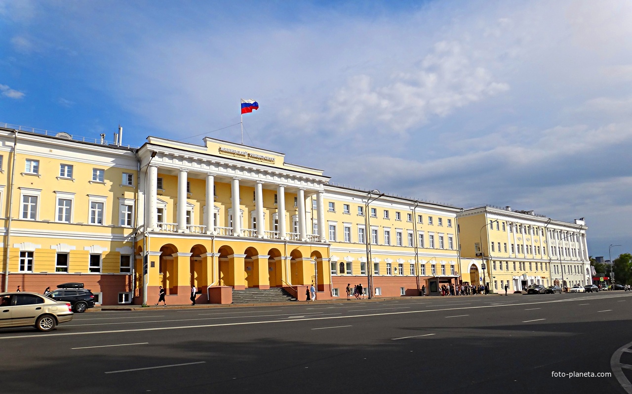 Мининский университет (НГПУ им. К. Минина, факультет психологии и педагогики) на площади Минина и Пожарского, 7.