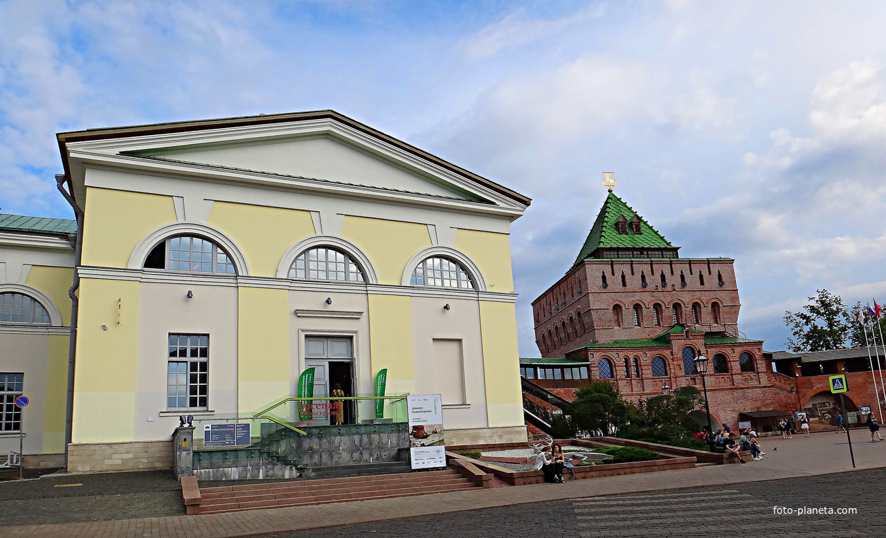 Волго-Вятский филиал Госуд. музея изобраз.-х искусств имени А.С. Пушкина, известный как Арсенал, c 2003 г. обитает в бывшем воен. складе Кремля, где хранились карты и амуниция, а сейчас показывают современное искусство. Справа - Дмитриевская башня.