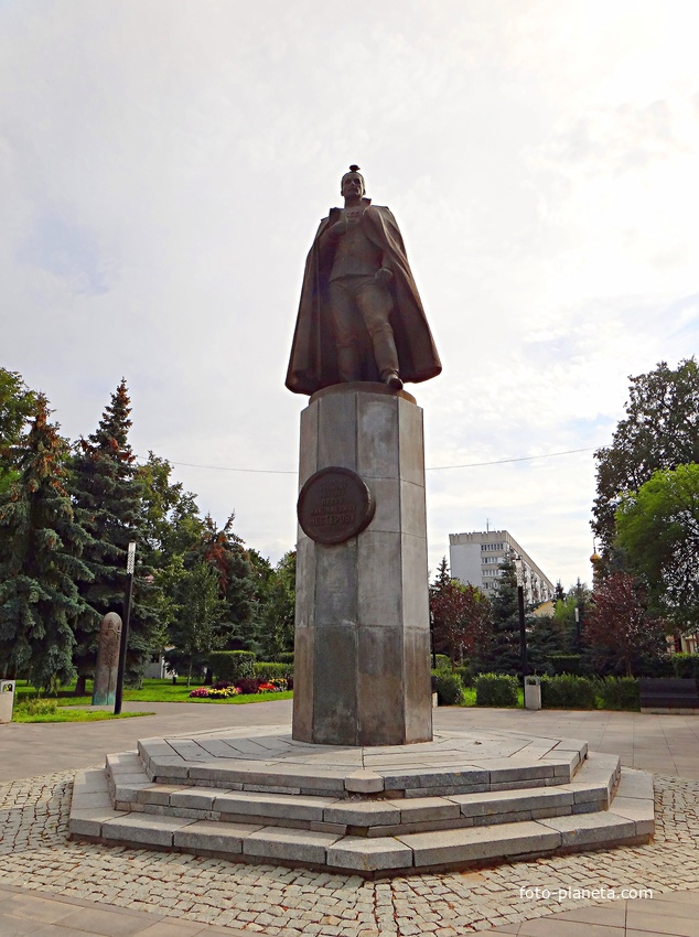 Памятник П.Н. Нестерову на Верхне-Волжской набережной.