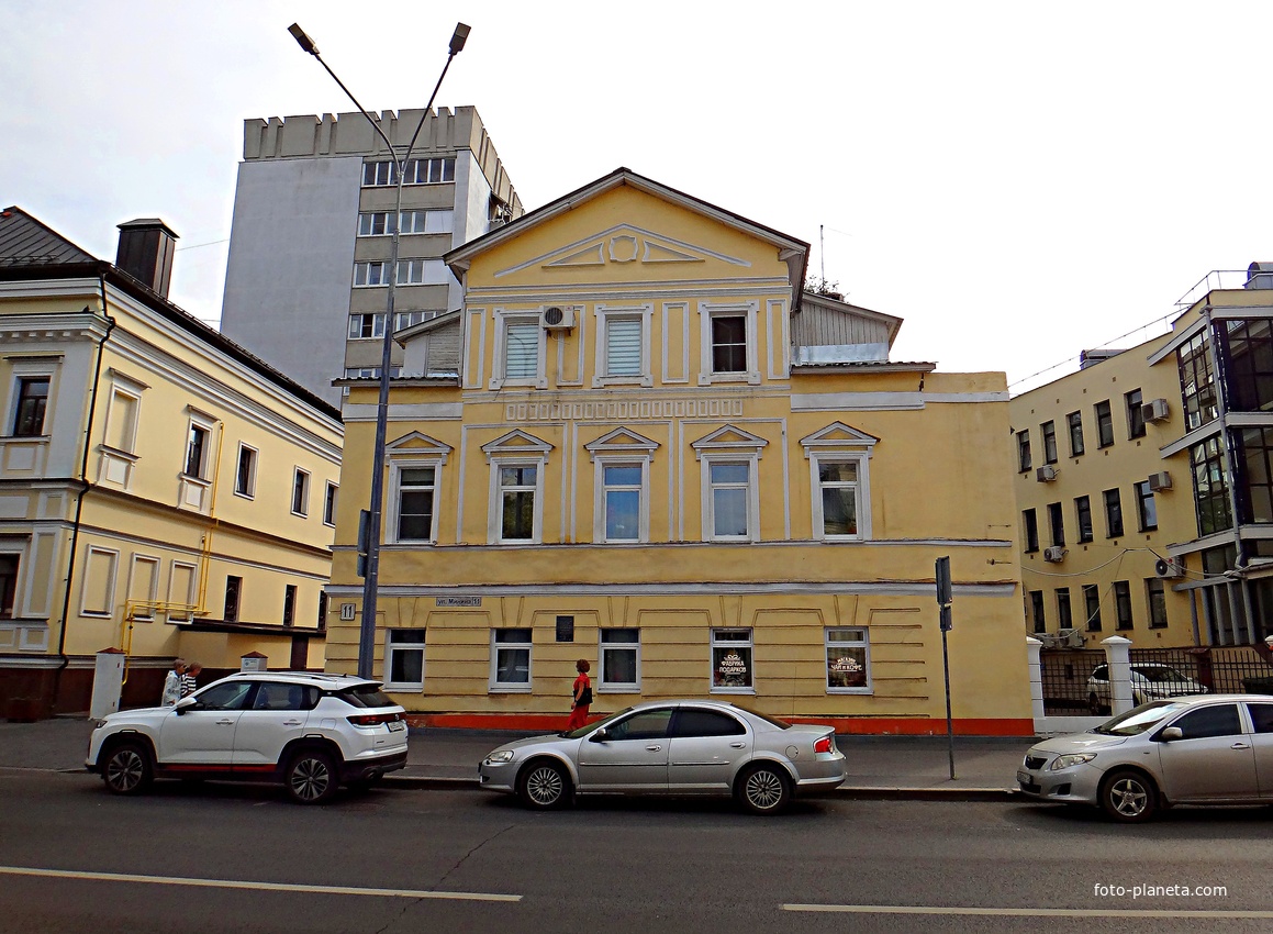 Усадьба священника И. Е. Некрасова — 2-х этажная каменная постройка 1824–1825гг. проекта арх. И. Е. Ефимова. С 1836г. принадлежало жене Некрасова Лебединской. Надстроена в 1837 г. мезонином, проекта А. Л. Леера, одного из архитекторов Нижег. ярмарки.