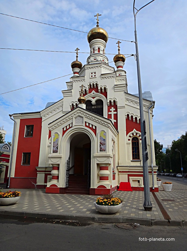 Храм иконы Божией Матери Всех скорбящих Радость на ул. Нестерова. 2. Вид со стороны перекрёстка улиц Минина и Нестерова. Главный вход..