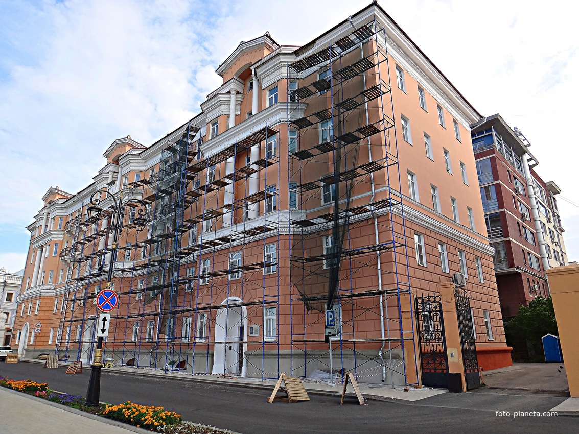 Жилой дом 1953г. постройки на Верхне-Волжской набережной, 6. Памятная доска С.П. Волкову, директору Окской судоверфи, главному строителю судов морского и речного флота на заводе „Красное Сормово“, ставших гордостью российского флота.