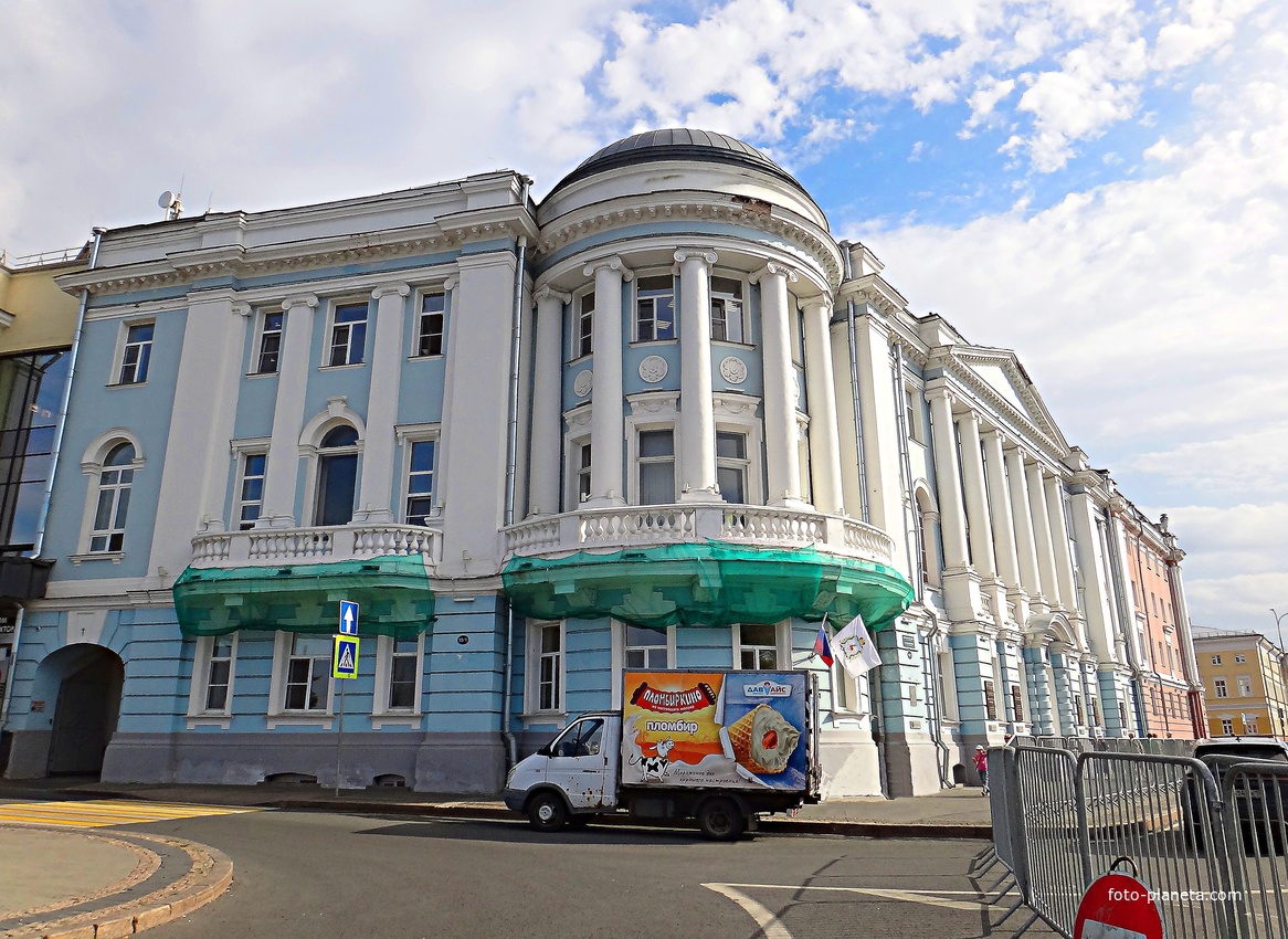 Правления пароходного общества «Волга» на Верхне-Волжской набережной, 1 постройки  1913–1916 гг. по проекту московских зодчих братьев Весниных в стиле русского неоклассицизма начала XX в. Сейчас - Приволжский исследовательский медицинский университет