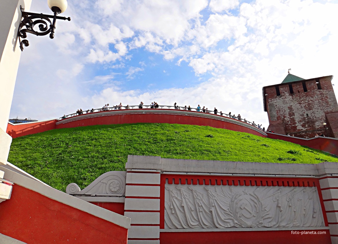 Чкаловская лестница. Верхняя смотровая площадка и Георгиевская башня Кремля.