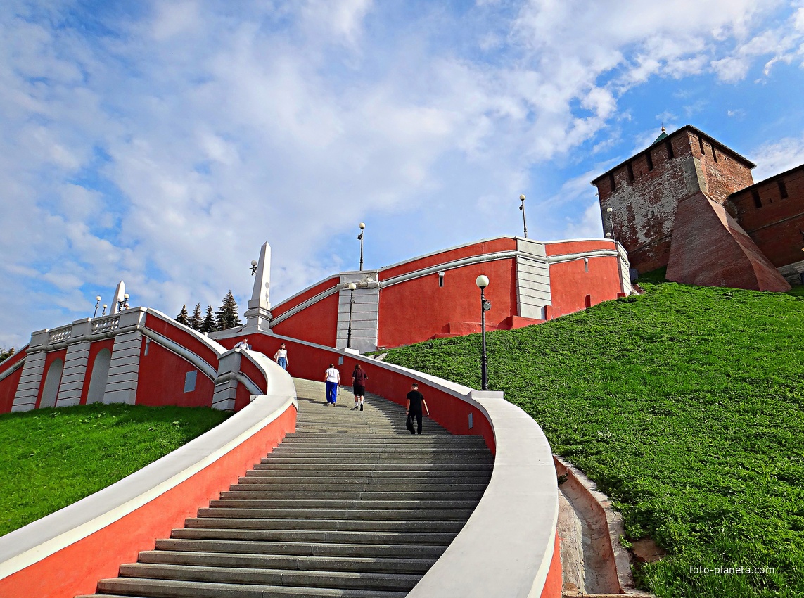 Чкаловская лестница. Лестничный боковой пролёт правого крыла (по подъёму в сторону Кремля) верхней окружности восьмёрки с лестничными маршами, парапетом, балюстрадой и обелисками. Справа - Георгиевская башня Кремля.