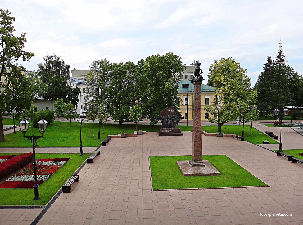 В  Нижег. Кремле. Выставка воен. техники «Горьковчане — фронту». Скульптура «Георгий Победоносец на коне, поражающий змея» (зас. худ. РФ Т. Г. Холуева и арх. В. Д. Васильев). Памятник «Горьковчанам — доблестным труженикам тыла» (скульптор А. Щитов).