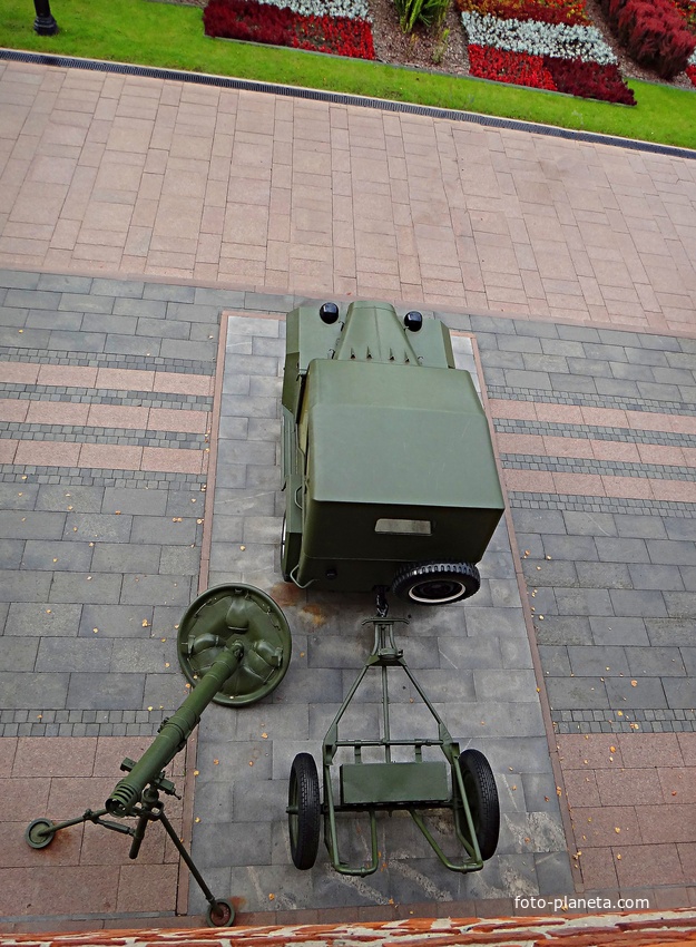 На территории Нижегородского Кремля. Вид с крепостных стен на выставку военной техники «Горьковчане — фронту»: автомобиль ГАЗ-67Б.