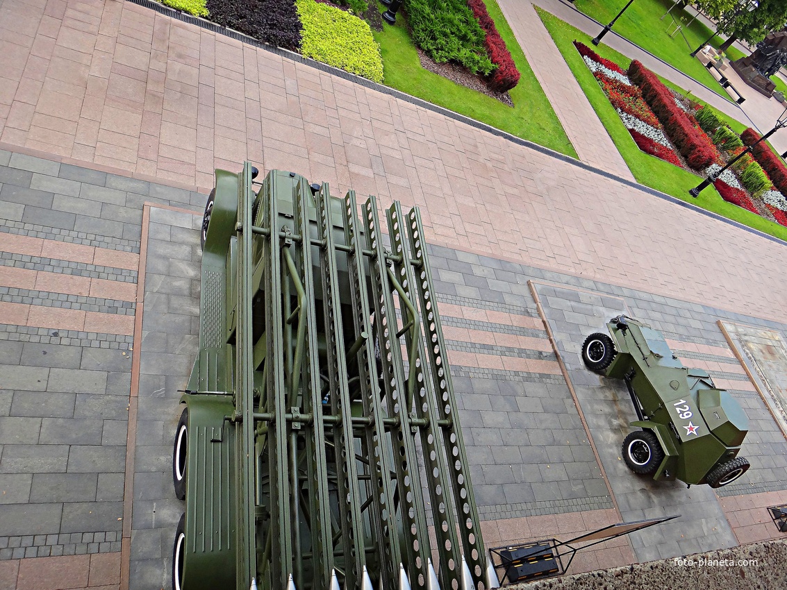 На территории Нижегородского Кремля. Вид с крепостных стен на выставку военной техники «Горьковчане — фронту»: легендарная БМ-13 «Катюша» и бронеавтомобиль БА-64