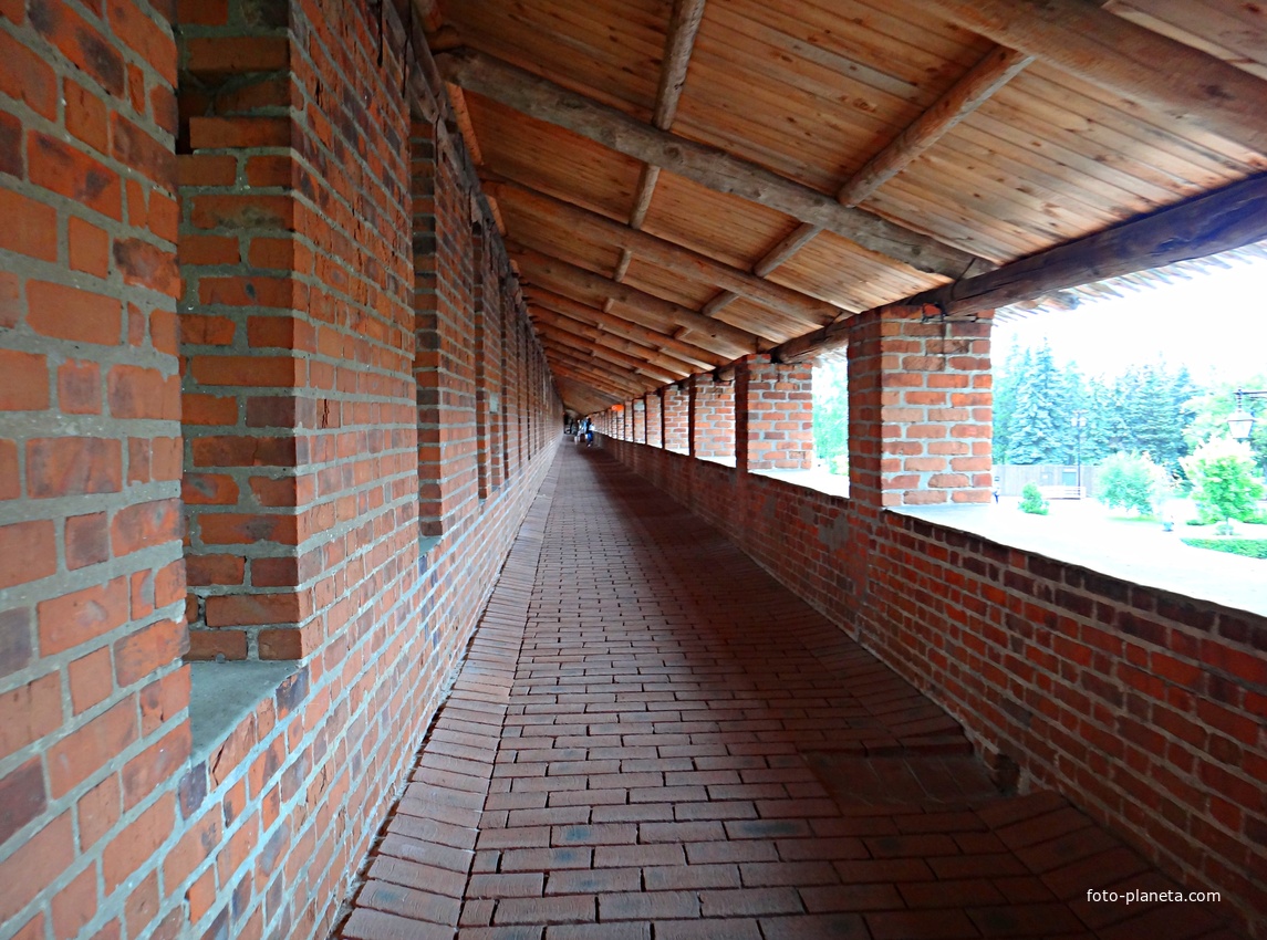 Проход (бывший боевой ход в &quot;пряслах&quot; - участках стен между башнями Нижегородского Кремля) между Дмитриевской и Никольской башнями.