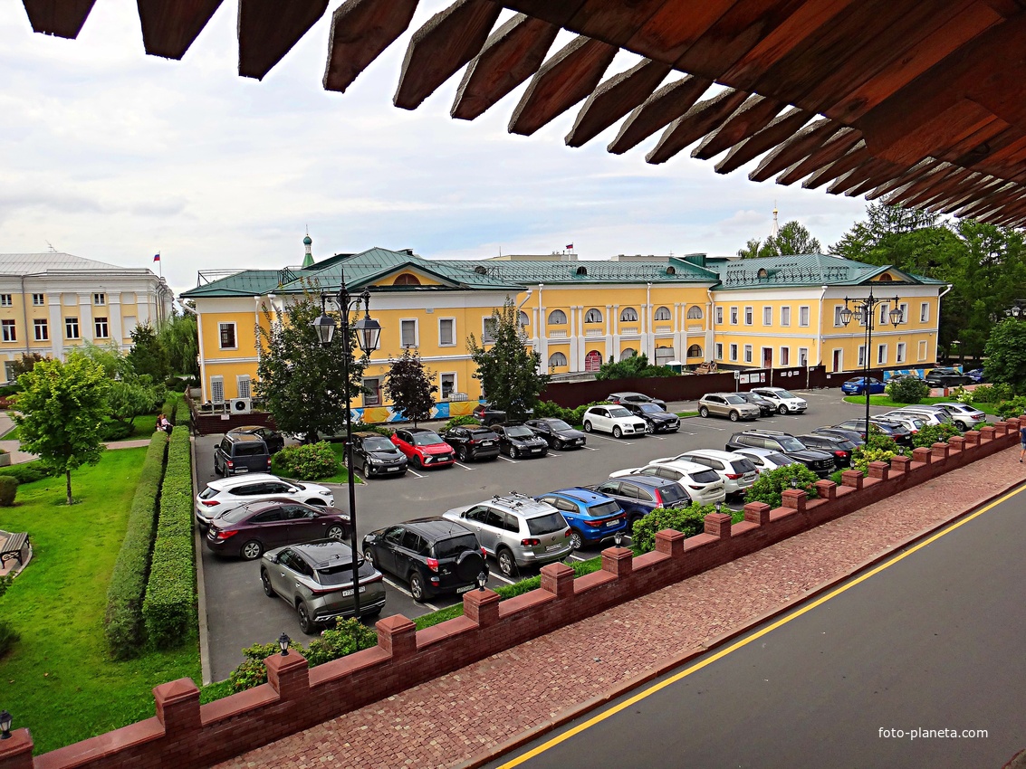 На территории Нижегородского Кремля. Вид с крепостных стен на корпус 10 (слева) - казарму гарнизонного батальона. Здание построено в 1797–1806 годах, по проекту губернского архитектора Я. А. Ананьина в стиле русского классицизма.