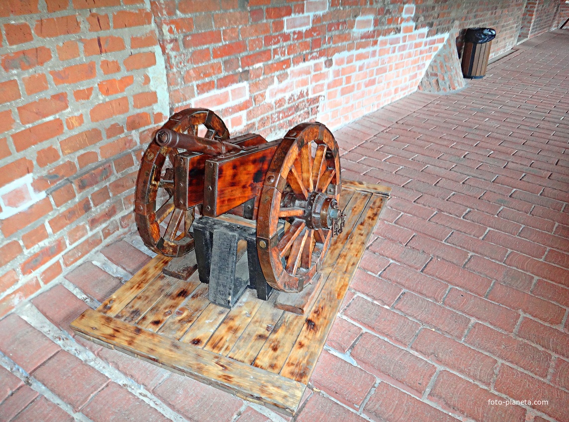 Проход (бывший боевой ход в &quot;пряслах&quot; - участках стен между башнями Нижегородского Кремля). Крупная пищаль на подставке у бойницы в стене между Кладовой и Никольской башнями. &quot;Пищаль глаткая, медная на собаке&quot; («глаткая» – так тогда писали).