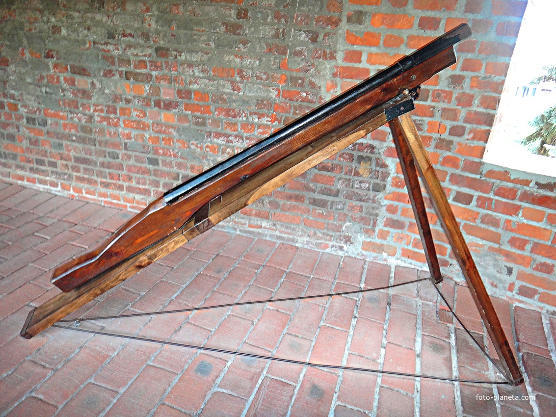 Проход (бывший боевой ход в &quot;пряслах&quot; - участках стен между башнями Нижегородского Кремля). Затинная пищаль у бойницы в стене между Никольской и Коромысловой башнями.