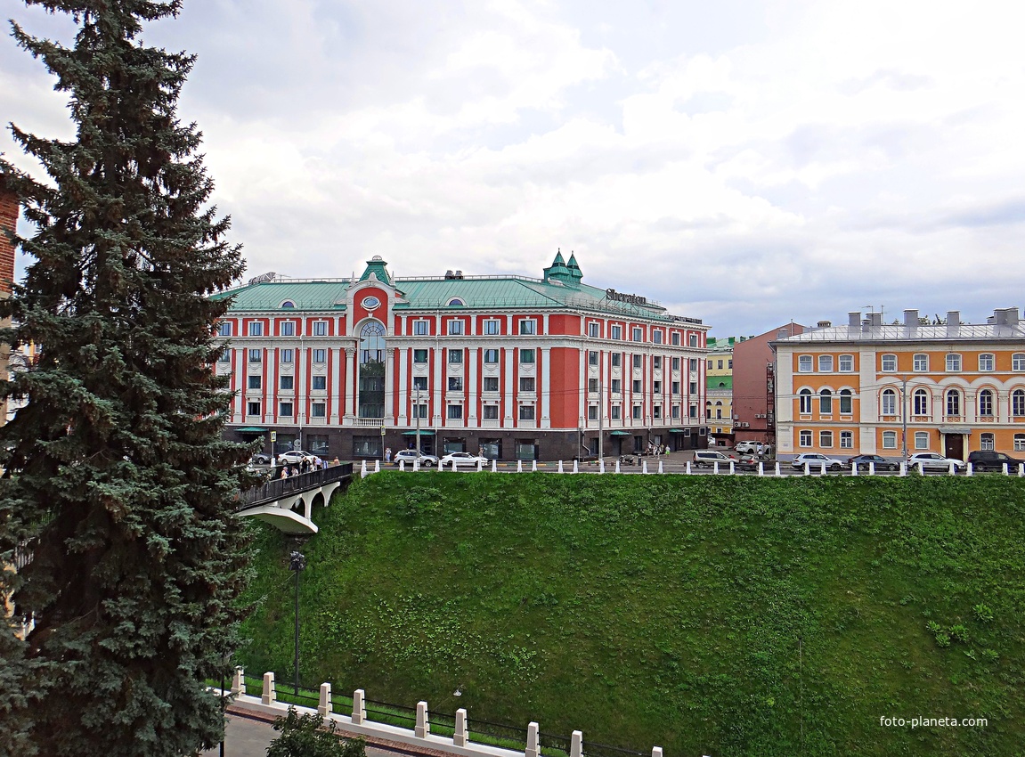 На территории Кремля. Вид с крепостных стен на гостиницу Sheraton Nizhny Novgorod kremlin и ​бывший дом причта Спасо-Преображенского собора 1842-1845 гг. постройки.