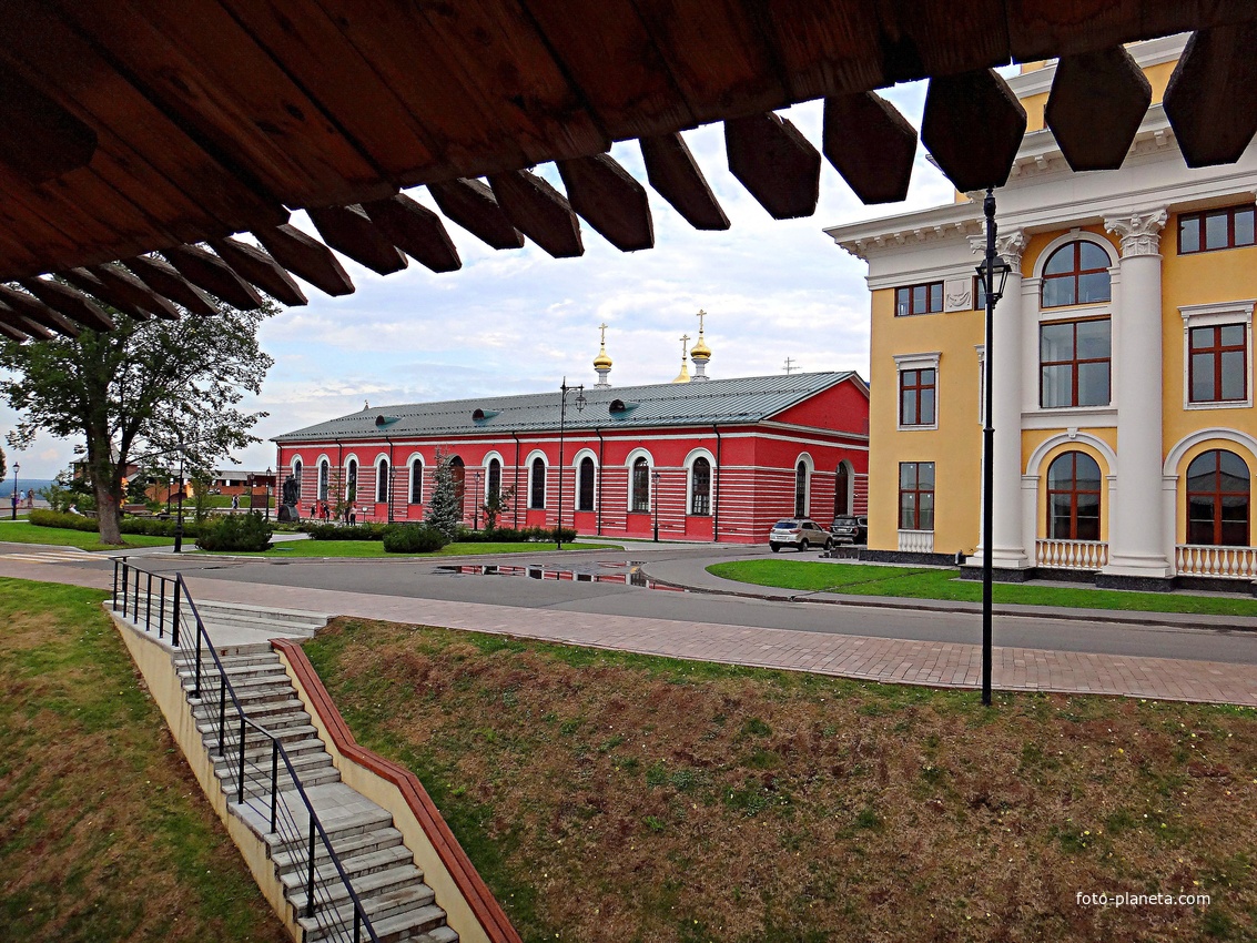 На территории Кремля. Вид с крепостных стен между Коромысловой и Тайницкой башнями на Манеж, за которым видны главки Никольского храма, справа - корп. 14 - недостроенный администр. комплекс Дома правительства Нижегор. обл.