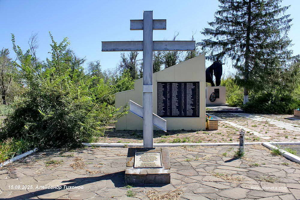 Поклонный крест на месте разрушенной церкви