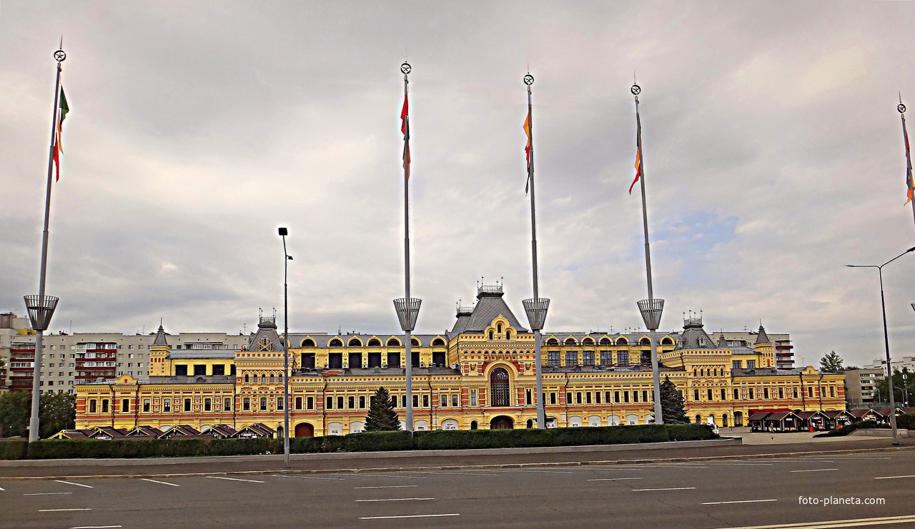 Главный ярмарочный дом Нижегородской ярмарки по ул. Совнаркомовской, 13. Здание построено в 1890г. по проекту Карла Треймана, Александра фон Гогена и Алексея Трамбицкого. Возведено в неорусском стиле.