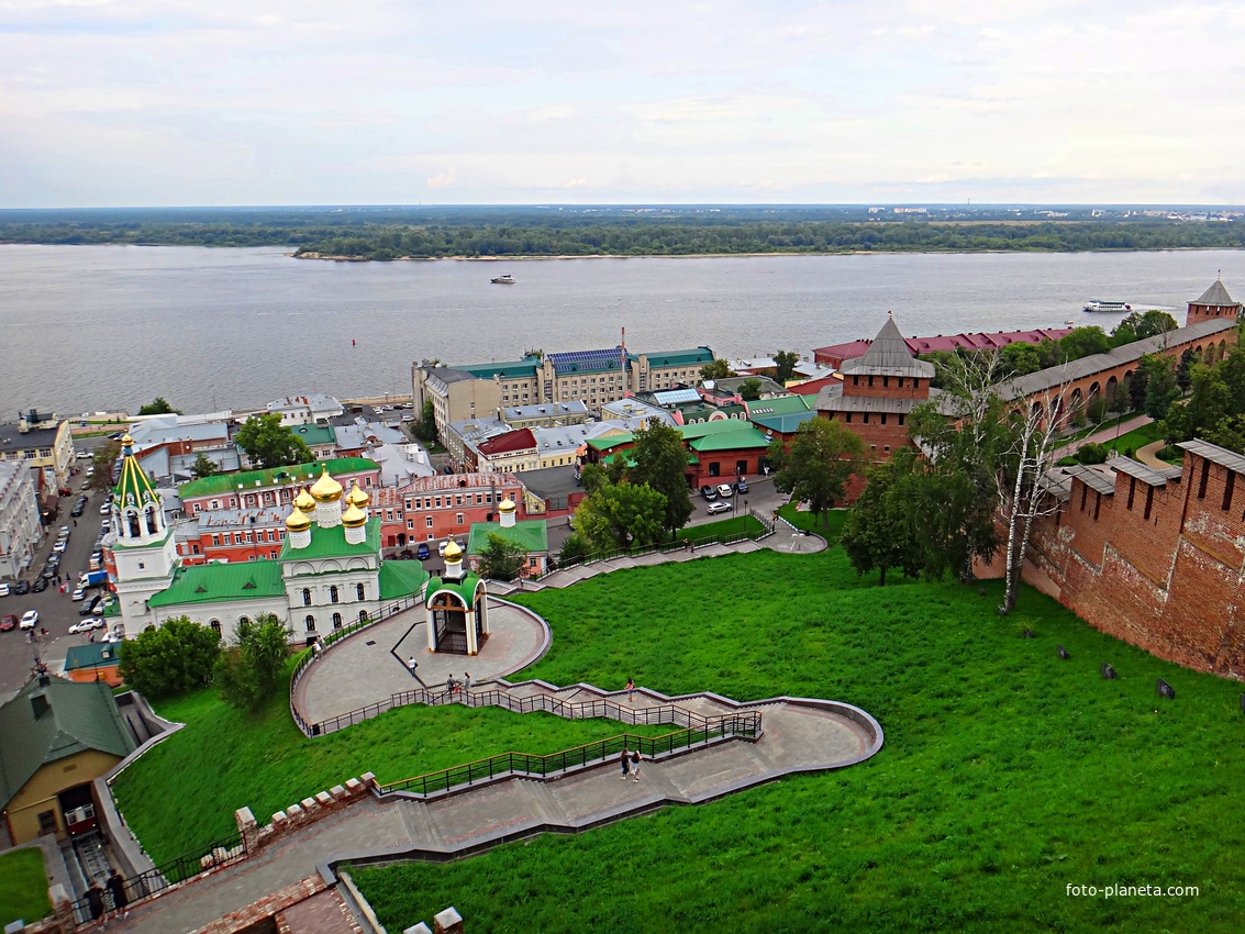 Вид на прибрежную зону и акваторию Волги с Северной башни Нижегородского Кремля. В центре - звонница с набатным колоколом, за ней  - храм Рождества Иоанна Предтечи, справа - Ивановская башня.