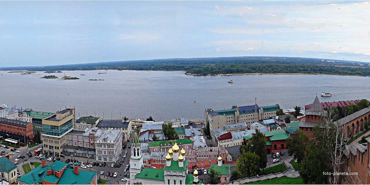 Панорама прибрежной зоны и акватории Волги с Северной башни Нижегородского Кремля. Слева - Стрелка, в центре - храм Рождества Иоанна Предтечи, правее - часовня Святого благов. князя Александра Невского, ещё правее - Ивановская башня и вдали - Белая.