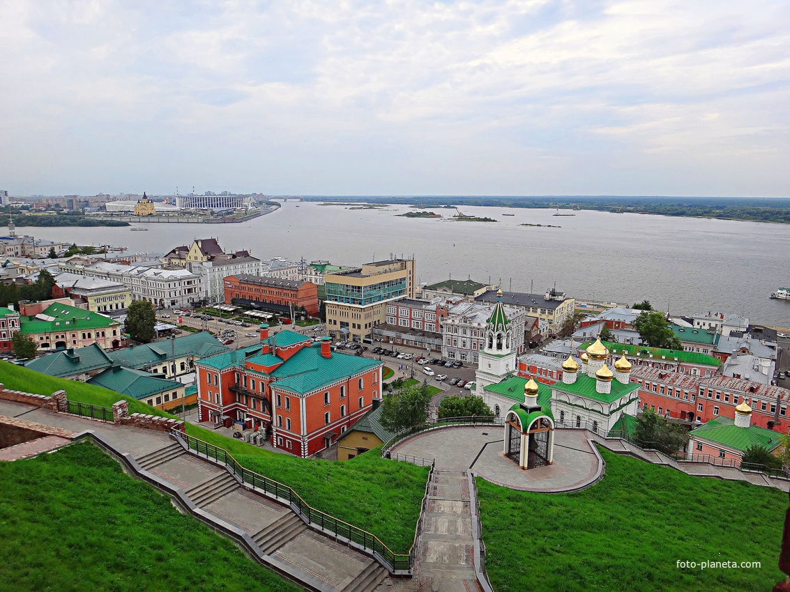 Вид на городскую застройку, стрелку Оки и Волги с Северной башни Кремля. В центре - звонница с набатным колоколом, за ней  - храм Рождества Иоанна Предтечи, правее - часовня Святого благов. князя Александра Невского, слева - Бугровская ночлежка.