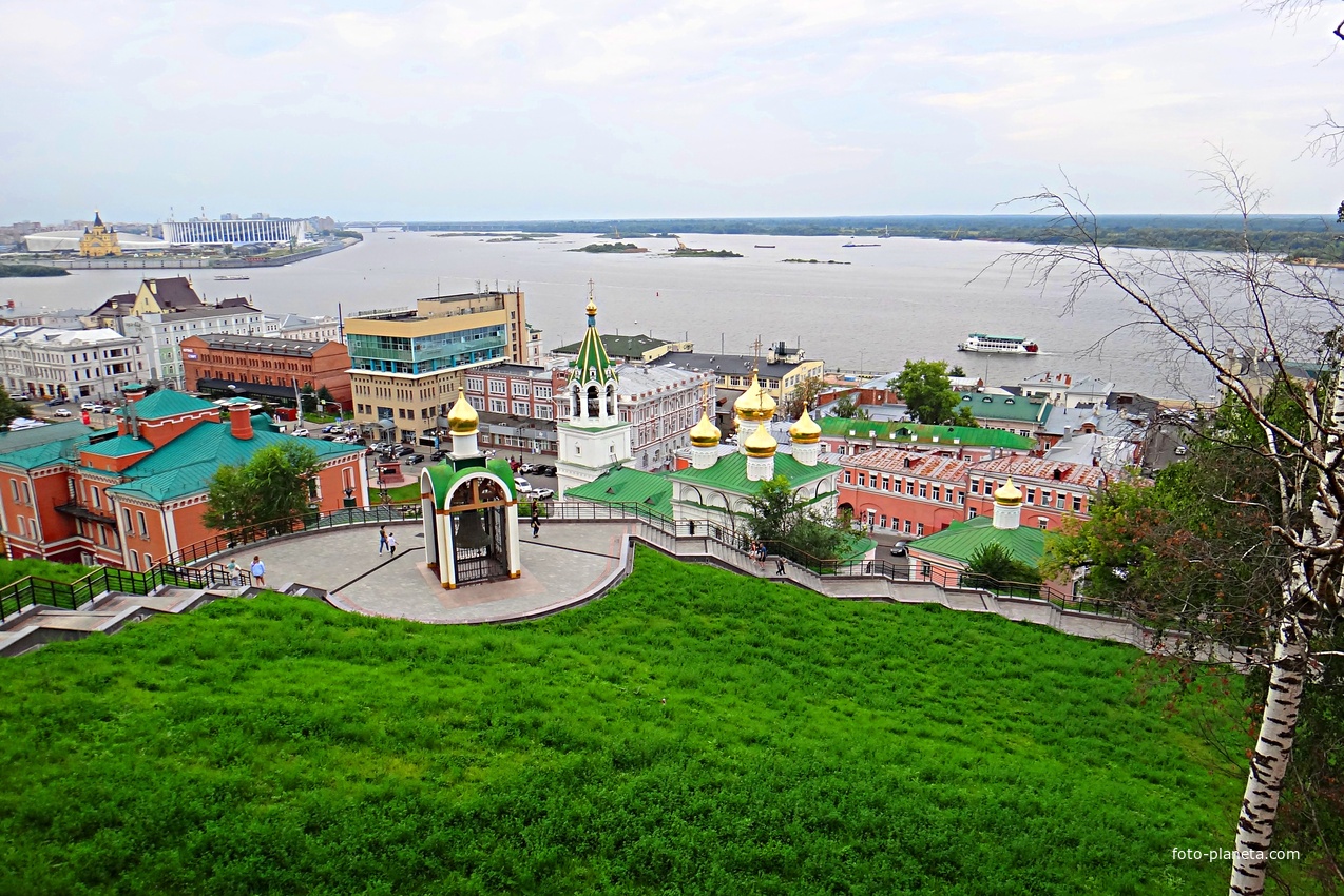 Вид на городскую застройку, стрелку Оки и Волги с Северной башни Кремля. В центре - звонница с набатным колоколом, за ней  - храм Рождества Иоанна Предтечи, правее - часовня Святого благов. князя Александра Невского, слева - Бугровская ночлежка.