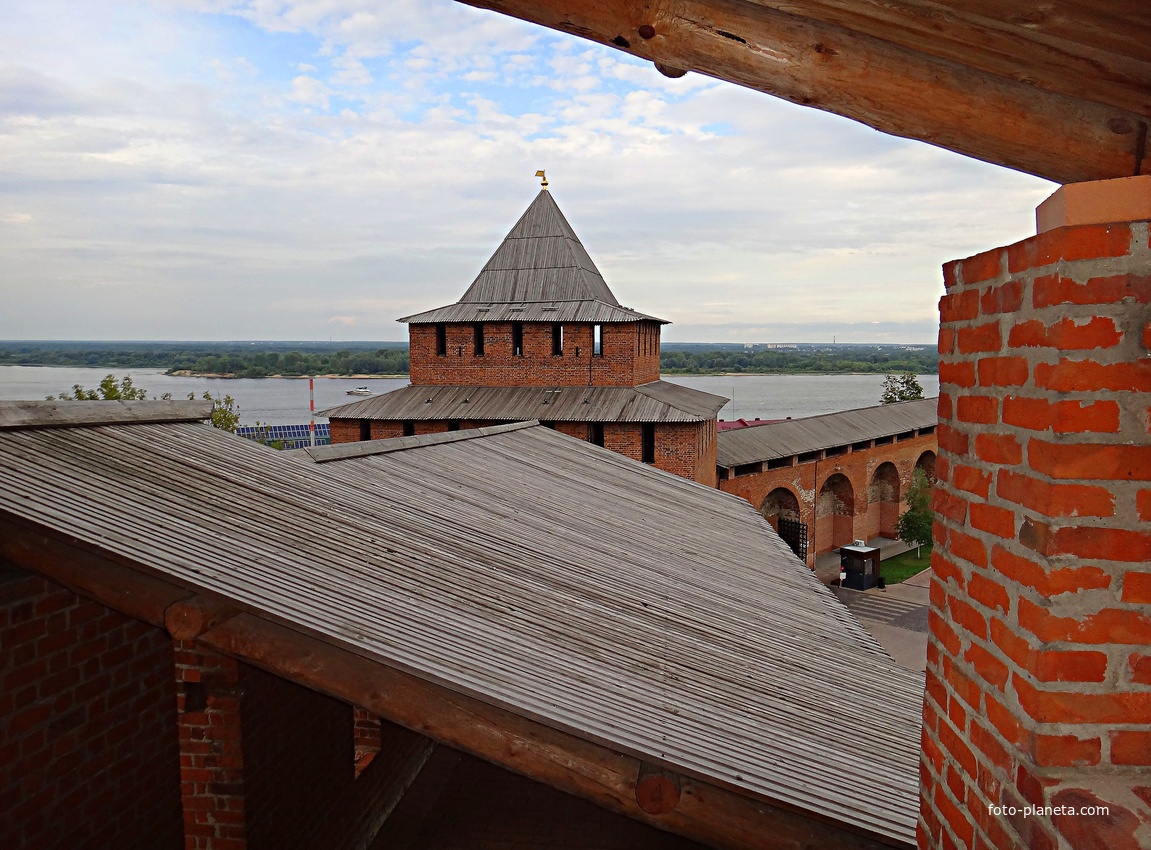 На территории Кремля. Участок стен с Северной  башней.