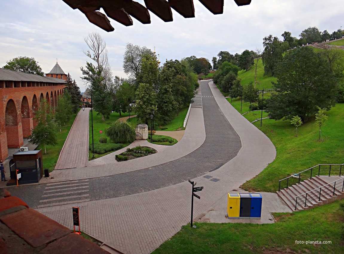 На территории Кремля. Вид с Ивановской башни на тротуар вдоль прясла к Белой башне и дорогу в Мининском саду.