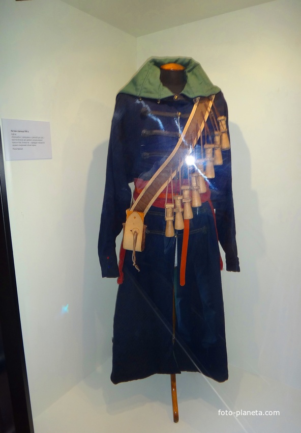 Экспозиция в воротном ярусе Ивановской башни Кремля &quot;Подвиг народного единства&quot;. Реконструкция костюма стрельца XVIIв. Берендейка с зарядцами и сумочкой для пуль. В ёмкостях - зарядцах находился заранее отмеренный объём пороха.