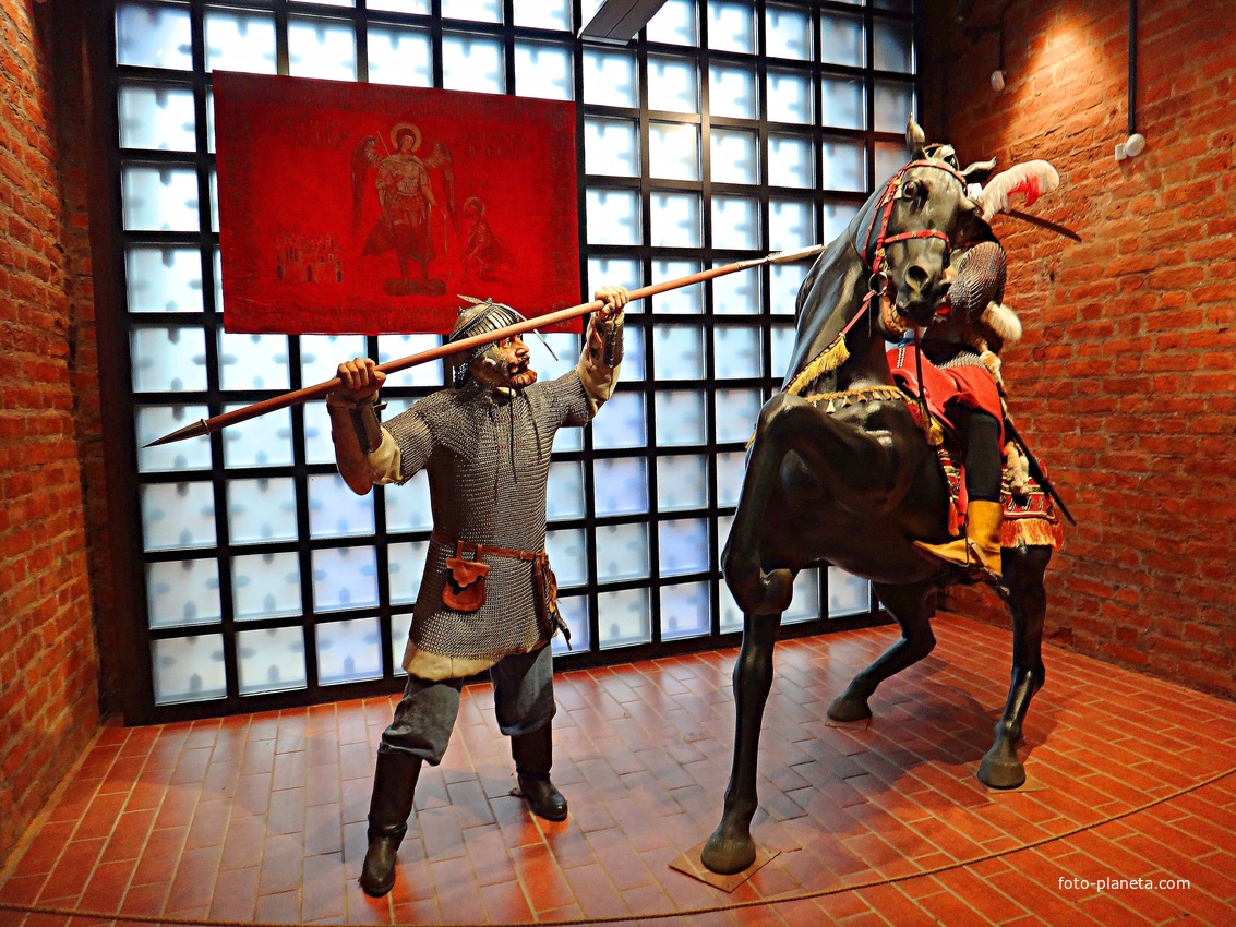 Экспозиция в воротном ярусе Ивановской башни Кремля &quot;Подвиг народного единства&quot;. Реконструкция единоборства дворянина ополченца с гусаром войска гетмана Ходкевича.