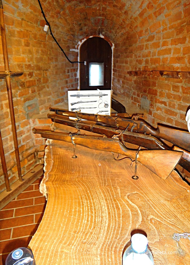 Экспозиция в воротном ярусе Ивановской башни Кремля &quot;Подвиг народного единства&quot;. Образцы огнестрельного оружия: пищаль затинная, пищали ручницы с фитильным и колесцовым замками, карабин и пистолет с ударно-кремневыми замками.