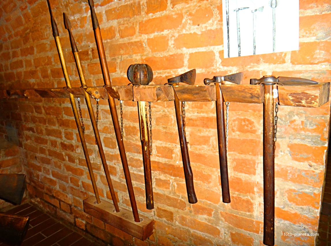 Экспозиция в воротном ярусе Ивановской башни Кремля &quot;Подвиг народного единства&quot;. Образцы холодного оружия: сулица, рогатина, копьё, ослоп, топорок, клевец.