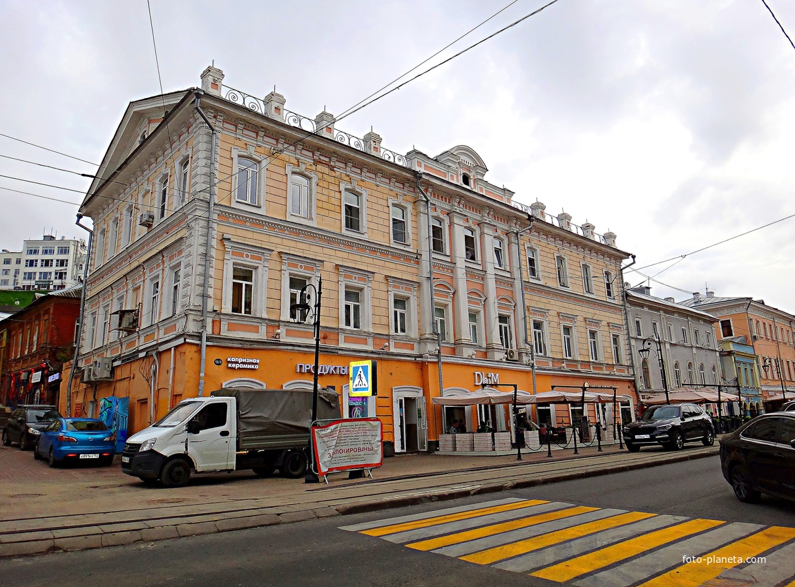 Дом купцов Чурина и Зверева-доходный дом купца И.В. Гребенщикова, постройки начала XVIII в., перестроен в середине 1830-х гг., перестроен в середине 1880-х гг. на Рождественской ул. 12/5.