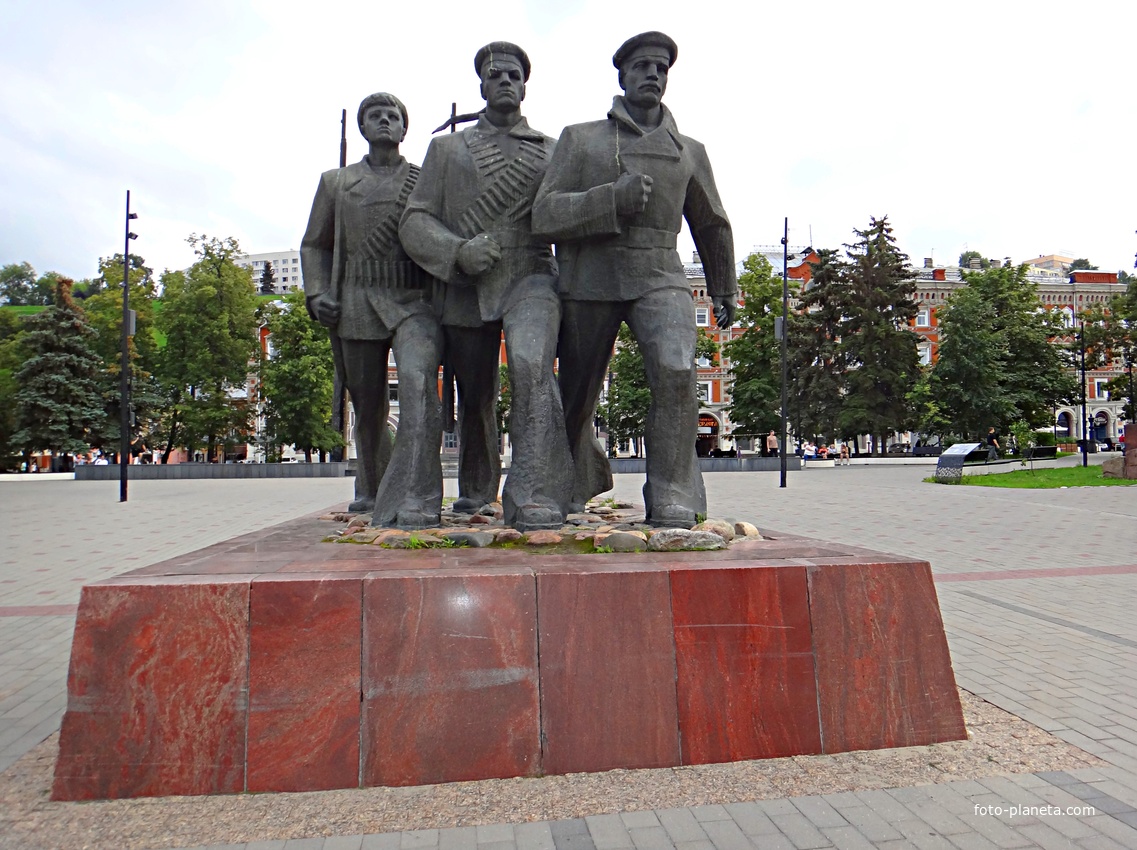 Монумент &quot;Героям Волжской военной флотилии&quot; в сквере Маркина на одноимённой площади.
