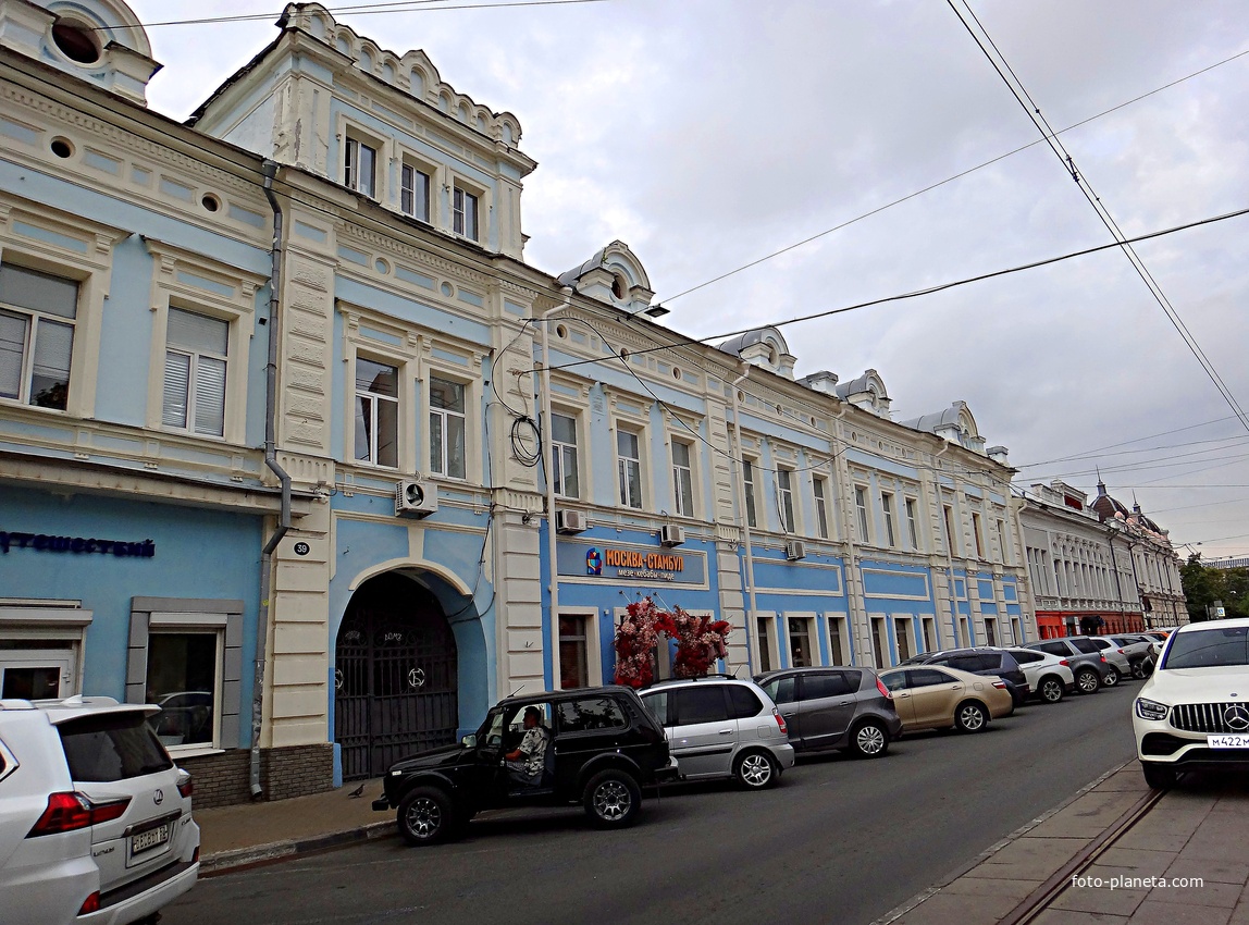 На Рождественской улице: дом 39 1917г. постройки и д.37 (дом Есыревых) 1810г. постройки.