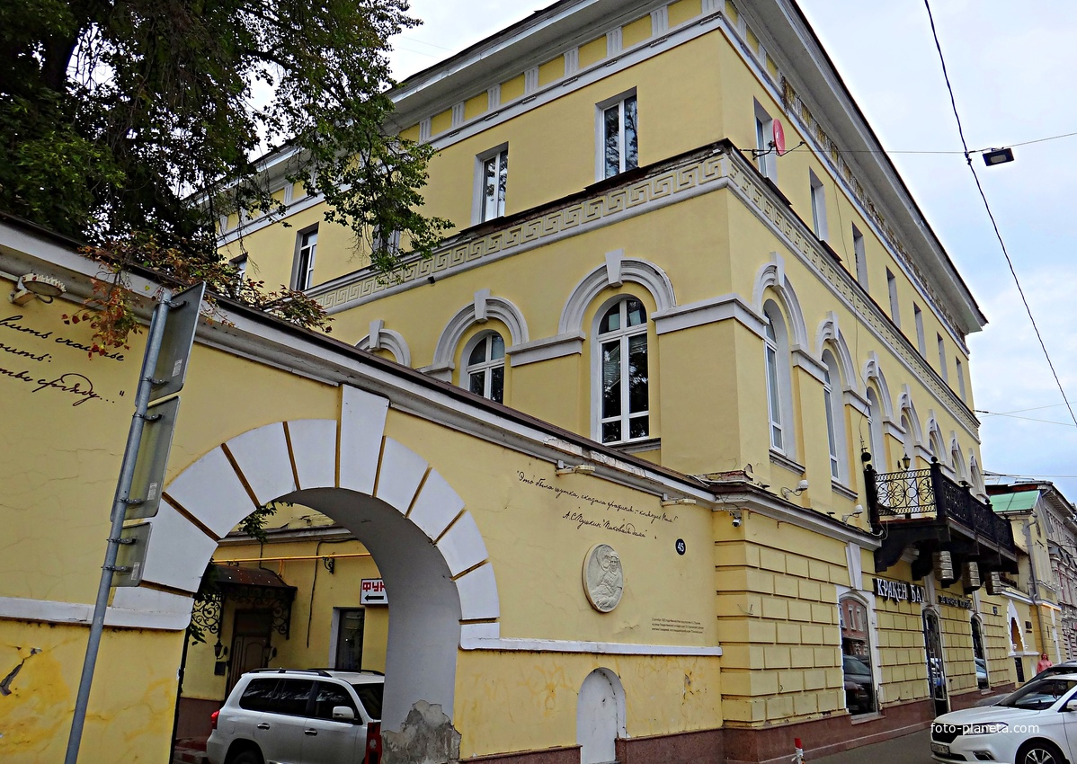 Рождественская ул. 45. 2 сентября 1833 г. Нижний Новгород посетил А. С. Пушкин, на улице Рождественская он видел дом С. В. Строгановой, дочери княгини Голицыной, послужившей прообразом „Пиковой дамы“».