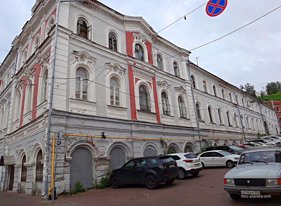 Рождественская ул. 40 (дом И.Н. Соболева постройки 1860–1862 гг. по проекту архит. Н. И. Ужумедского-Грицевича в стиле академической эклектики). В 2001 г. под руководством И. С. Агафоновой здание отреставрировали с возвращением исторического облика.