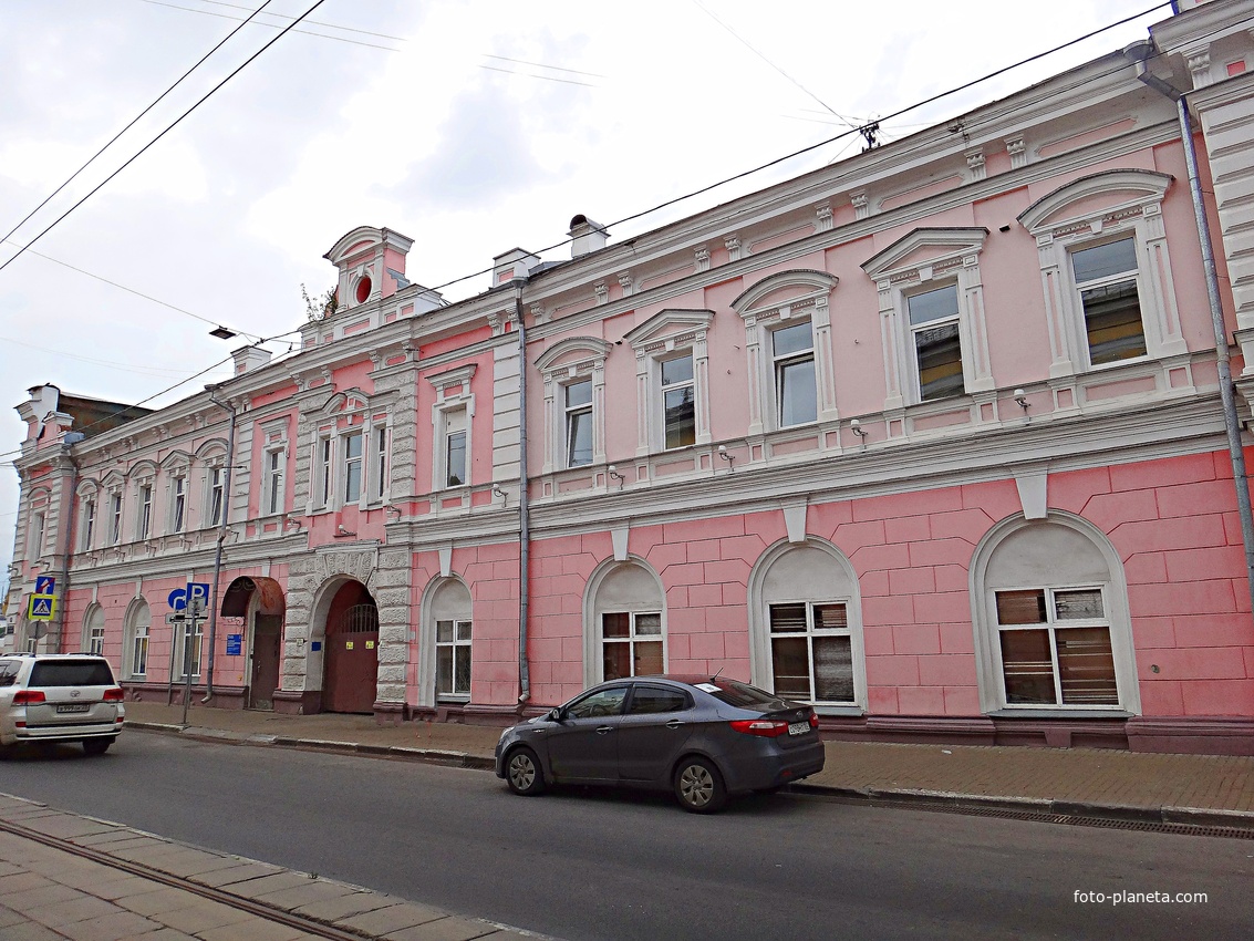 Рождественская ул. 49. Дом купца В. К. Мичурина постройки 1848 — 1849 гг. Автором проекта выступил архитектор Л. В. Фостиков. Здание выполнено в стиле академической эклектики.