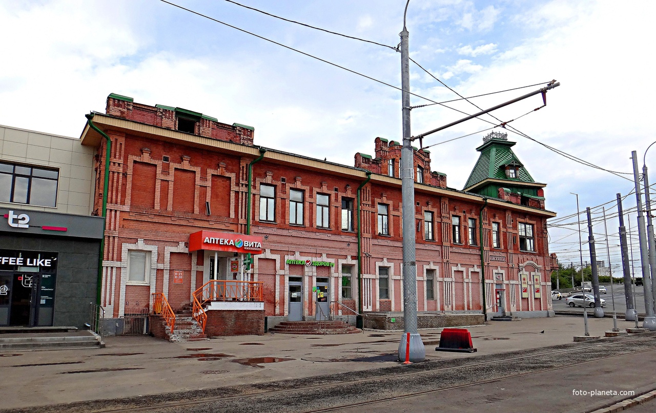 Гордеевская ул. 2. Здание построено в 1909–1911 гг. как доходный дом для купцов И. С. Дорожнова и А. И. Теребилина.
