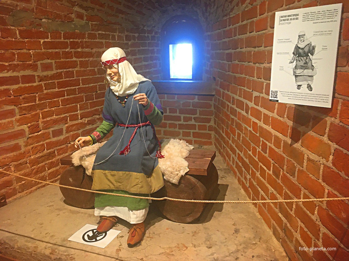 «Град на усть Оки» — двухуровневая экспозиция в Никольской башне Нижегородского кремля. Знатная нижегородка за работой. XIII-XIV вв. Реконструкция выполнена компанией «Музейные технологии», г. Санкт-Петербург.