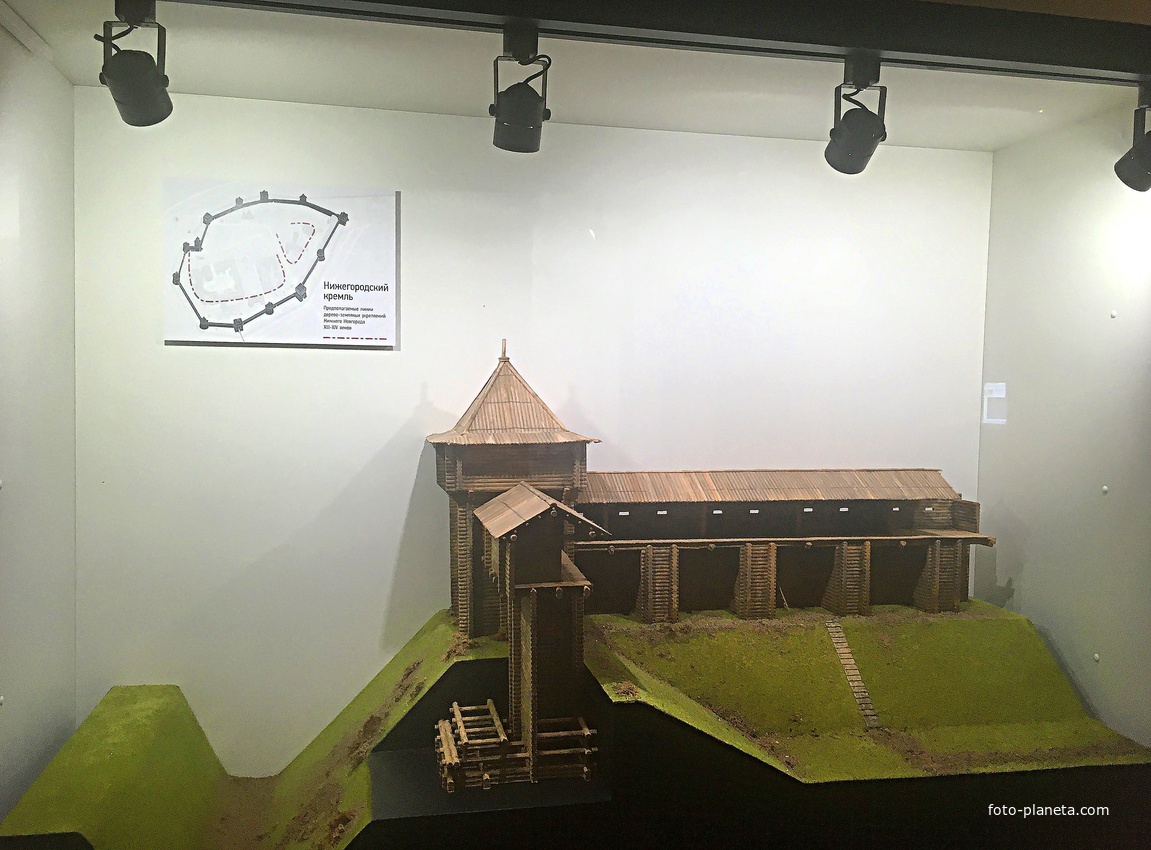 «Град на усть Оки» — двухуровневая экспозиция в Никольской башне Нижегородского кремля. Макет части дерево-земляных укреплений кремля.