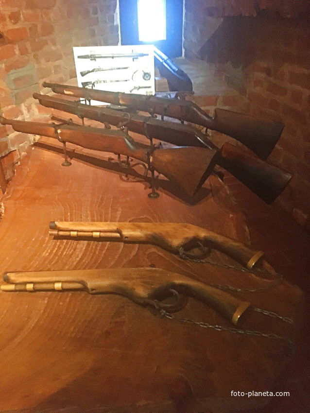 Экспозиция в воротном ярусе Ивановской башни Кремля &quot;Подвиг народного единства&quot;. Образцы огнестрельного оружия: пищаль затинная, пищали ручницы с фитильным и колесцовым замками, карабин и пистолет с ударно-кремневыми замками.