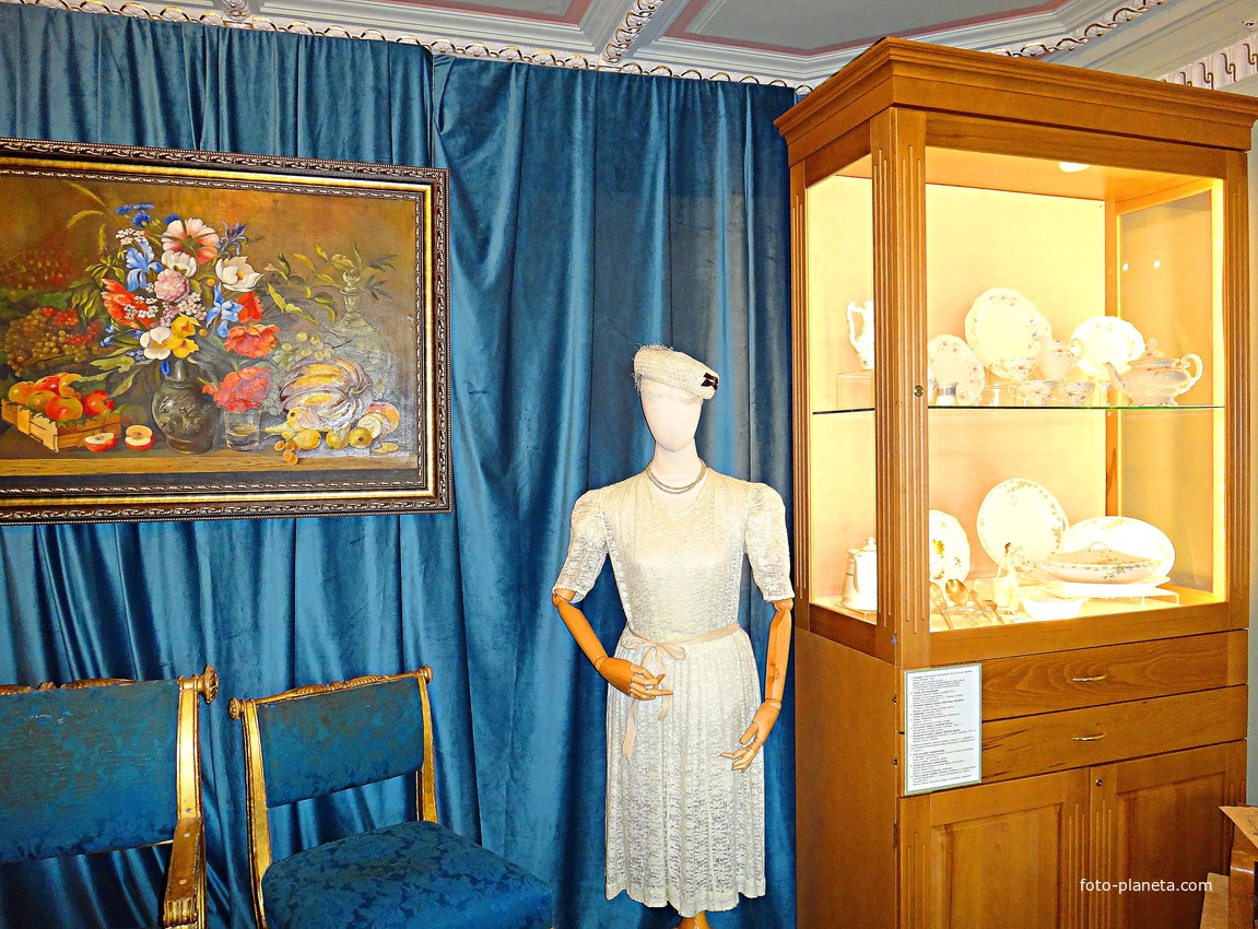 Усадьба Рукавишниковых. Историко-архитектурный музей-заповедник. Выставка трофеев «То, что с бою взято…». Мебель замка Монбижу, построенного в Берлине в 1649-1706 гг. Платье свадебное, Германия, 1946 год.