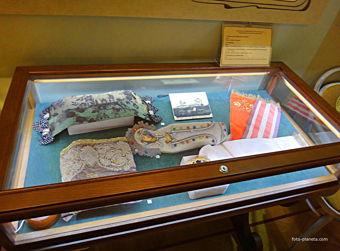 Усадьба Рукавишниковых. Историко-архитектурный музей-заповедник. Предметы из Абабковского Георгиевского женского монастыря: Плащаница в шитой ризе &quot;Успение Пресвятой Богородицы&quot;, 19 век.