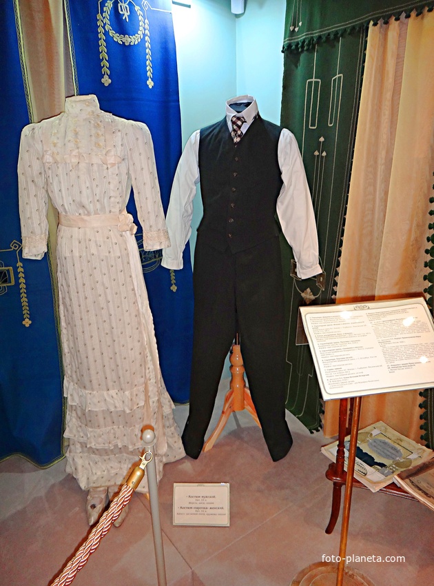 Усадьба Рукавишниковых. Историко-архитектурный музей-заповедник. Костюм м мужской и костюм-парочка женский в обстановке купеческой гостиной.