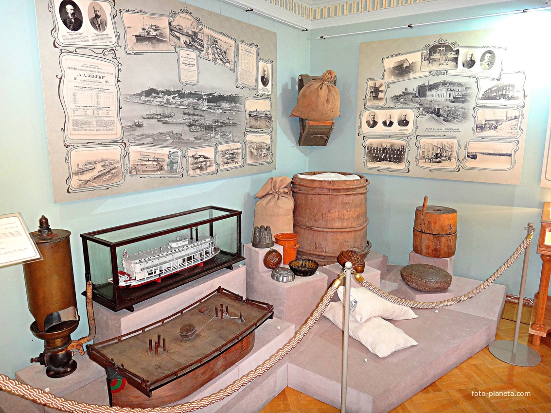 Усадьба Рукавишниковых. Купеческая жизнь. Модель п/х «Ласточка» из к/ф «Жестокий романс».Настоящее имя - «Великая княжна Татьяна Николаевна», а после 1917г. - «Спартак». Модель груз. судна, движущего лошадьми, подтягивающих его к якорю— коноводка.