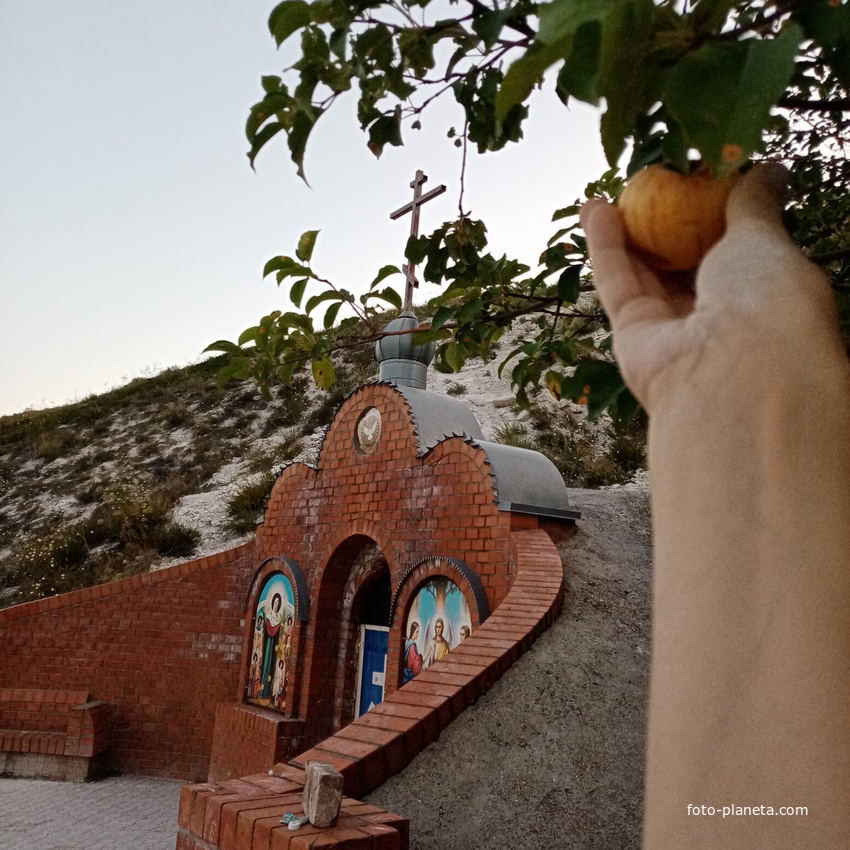 Площадка перед входом в рукотворные меловые пещеры монахов XVlll - XIX веков Каменобродского мужского монастыря