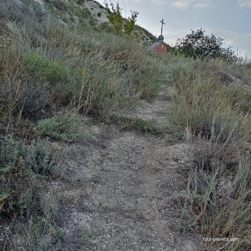 Рукотворная тропа от подножия меловой горы к площадке входа в меловые пещеры монахов XVlll - XIX веков Каменобродского мужского монастыря