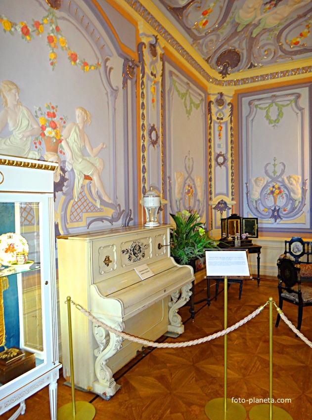 Усадьба Рукавишниковых. Истор.-архитект. музей-заповедник. Большая (Сиреневая) гостиная. Пианино прямострунка А.Н. Francke, Leipzig, сер. XIXв. Послевоенный трофей. Струны были серебряными, их позже заменили, клавиши из слоновой кости сохранились.