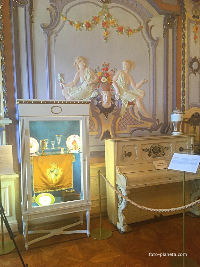 Усадьба Рукавишниковых. Истор.-архитект. музей-заповедник. Большая (Сиреневая) гостиная. Пианино прямострунка А.Н. Francke, Leipzig, сер. XIXв. Послевоенный трофей. Струны были серебряными, их позже заменили, клавиши из слоновой кости сохранились.