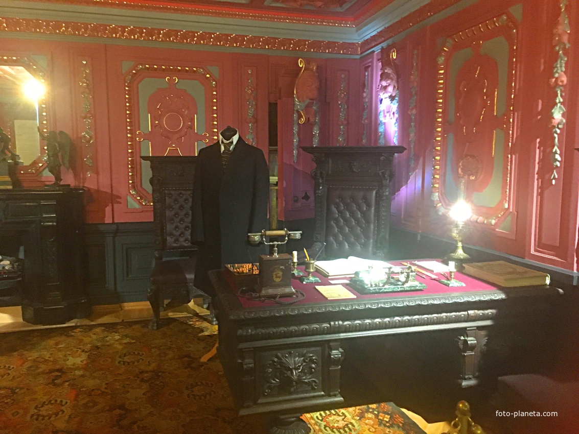 Усадьба Рукавишниковых. Историко-архитектурный музей-заповедник. «Львиная комната» - кабинет Сергея Михайловича Рукавишникова. В кабинете воссозданы и костюмы того времени: мужской сюртук и женское платье.