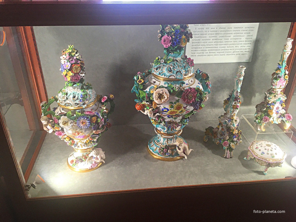 Усадьба Рукавишниковых. Экспозиция стекла и фарфора. Ароматницы XVIIIв. &quot;pot-pourri&quot; (с франц. - гнилой сосуд), для устран. неприят. запахов.  Вещества бензоин, кедров. стружка, мирра, пачули, сандаловое дерево, смола ладана закрепляли запах надолго.